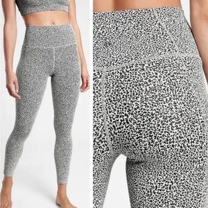 Athleta Size Small 7/8 Salutation Stash II Textured Tight Leggings NWT.